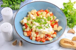 Салат с помидорами, сыром и сухариками Салат с помидорами, сыром и сухариками