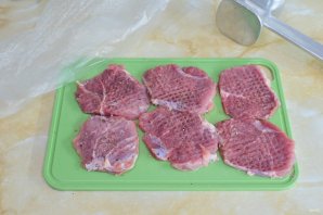 Свиные отбивные в картофельном кляре на сковороде Свиные отбивные в картофельном кляре на сковороде