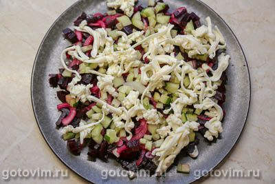 Салат из консервированного тунца со свеклой и плавленым сырком Салат из консервированного тунца со свеклой и плавленым сырком