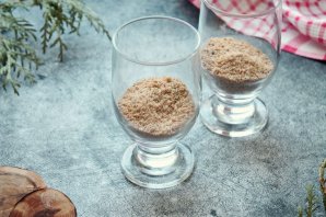 Десерт из мороженого с клубникой и печеньем Десерт из мороженого с клубникой и печеньем