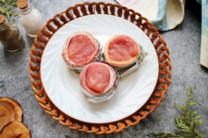 Свиные медальоны в беконе запеченные с овощами