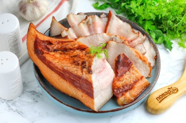 Щековина свиная в луковой шелухе Щековина свиная в луковой шелухе