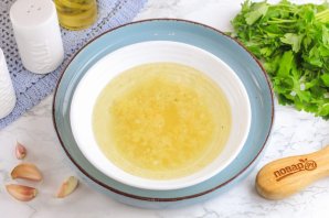 Отварная курица с чесночным соусом Отварная курица с чесночным соусом