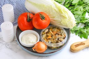 Салат с мидиями и помидорами Салат с мидиями и помидорами