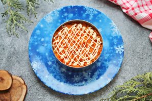 Салат со свеклой, курицей и солеными огурцами Салат со свеклой, курицей и солеными огурцами