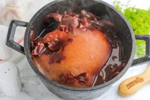 Щековина свиная в луковой шелухе Щековина свиная в луковой шелухе