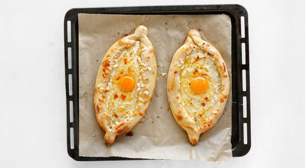 Хачапури лодочка по-аджарски с яйцом, пошаговый рецепт с фото на 1858 ккал Хачапури лодочка по-аджарски с яйцом, пошаговый рецепт с фото на 1858 ккал