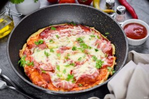 Быстрая пицца на сковороде из лаваша с яйцом Быстрая пицца на сковороде из лаваша с яйцом