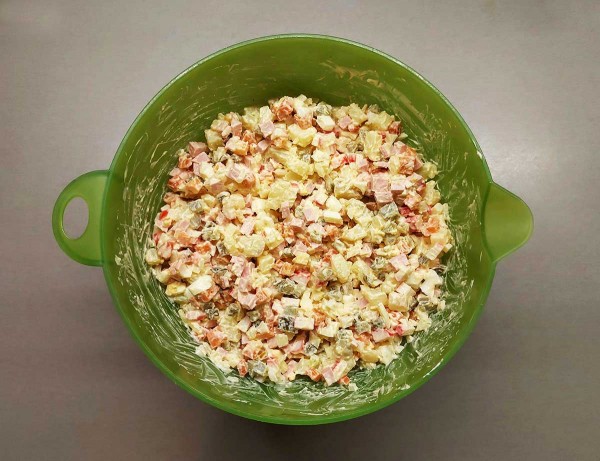 Крабовый салат с колбасой Крабовый салат с колбасой