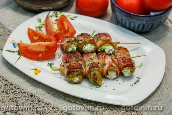 Рулетики из перца в беконе