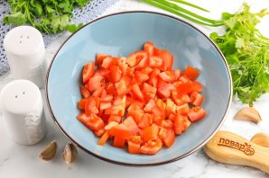 Салат с помидорами, сыром и сухариками Салат с помидорами, сыром и сухариками