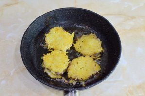 Свиные отбивные в картофельном кляре на сковороде Свиные отбивные в картофельном кляре на сковороде