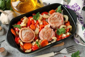 Свиные медальоны в беконе запеченные с овощами