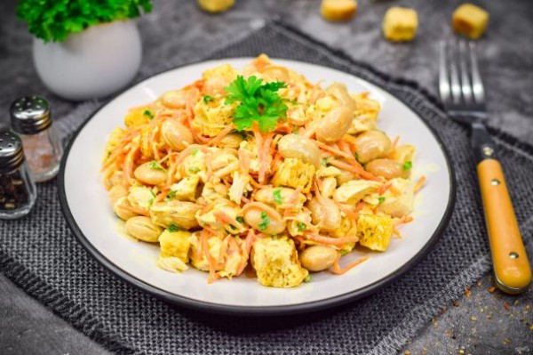 Салат "Обжорка" с фасолью, курицей и сухариками Салат "Обжорка" с фасолью, курицей и сухариками