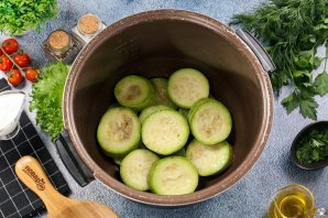 Кабачки запеченные с сыром в мультиварке Кабачки запеченные с сыром в мультиварке