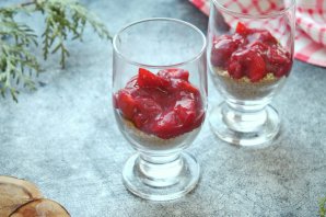 Десерт из мороженого с клубникой и печеньем Десерт из мороженого с клубникой и печеньем