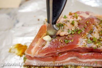 Запечённая свиная грудинка с чесноком в фольге Запечённая свиная грудинка с чесноком в фольге