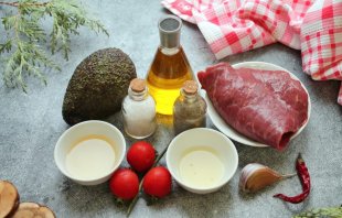 Говядина на подушке из авокадо Говядина на подушке из авокадо