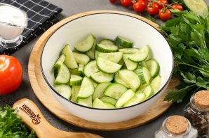 Салат из помидоров и огурцов со сметаной Салат из помидоров и огурцов со сметаной