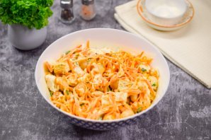 Салат "Обжорка" с фасолью, курицей и сухариками Салат "Обжорка" с фасолью, курицей и сухариками