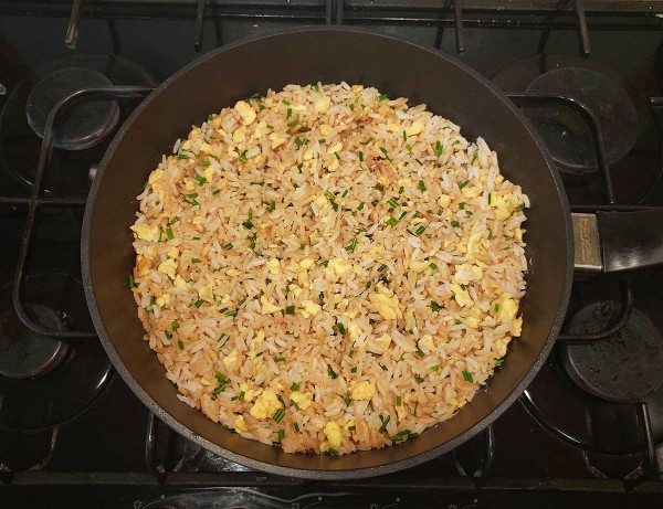 Рис с яйцом и соевым соусом