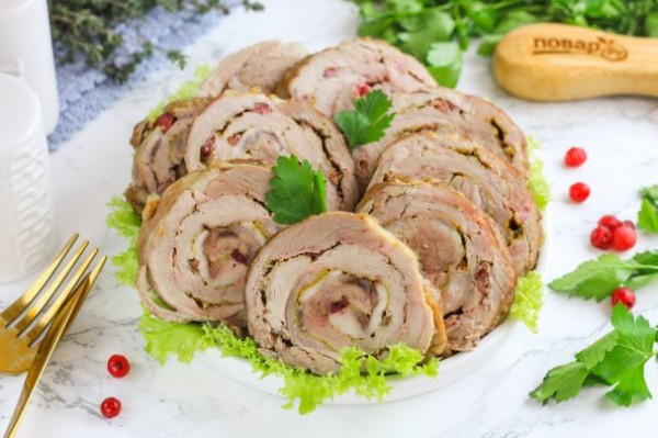Мясной рулет с брусникой в духовке Мясной рулет с брусникой в духовке