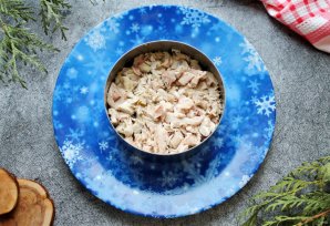 Салат со свеклой, курицей и солеными огурцами Салат со свеклой, курицей и солеными огурцами