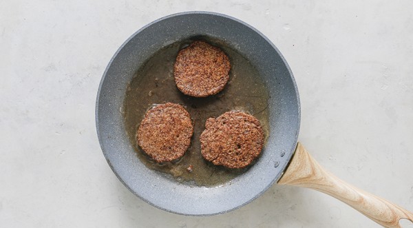 Печеночные оладьи из куриной печени, пошаговый рецепт с фото на 335 ккал Печеночные оладьи из куриной печени, пошаговый рецепт с фото на 335 ккал