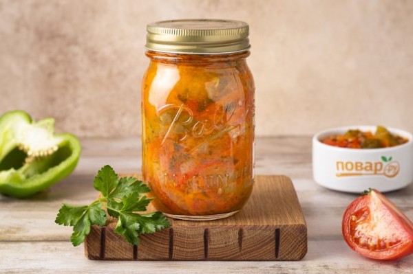 Салат из помидоров, перца, моркови и лука на зиму