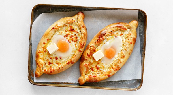 Хачапури лодочка по-аджарски с яйцом, пошаговый рецепт с фото на 1858 ккал Хачапури лодочка по-аджарски с яйцом, пошаговый рецепт с фото на 1858 ккал