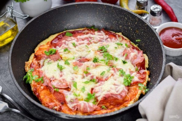 Быстрая пицца на сковороде из лаваша с яйцом Быстрая пицца на сковороде из лаваша с яйцом