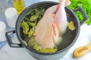 Отварная курица с чесночным соусом Отварная курица с чесночным соусом