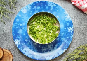 Салат со свеклой, курицей и солеными огурцами Салат со свеклой, курицей и солеными огурцами