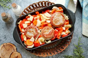 Свиные медальоны в беконе запеченные с овощами