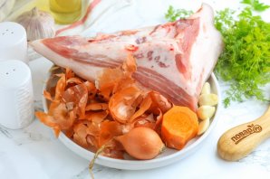 Щековина свиная в луковой шелухе Щековина свиная в луковой шелухе