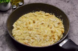 Быстрая пицца на сковороде из лаваша с яйцом Быстрая пицца на сковороде из лаваша с яйцом