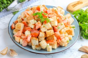 Салат с помидорами, сыром и сухариками Салат с помидорами, сыром и сухариками