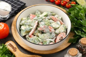 Салат из помидоров и огурцов со сметаной Салат из помидоров и огурцов со сметаной