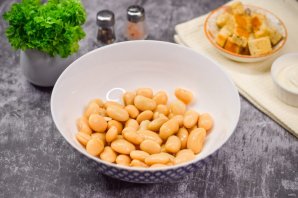 Салат "Обжорка" с фасолью, курицей и сухариками Салат "Обжорка" с фасолью, курицей и сухариками