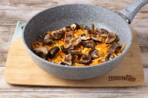 Макароны с грибами и овощами на сковороде Макароны с грибами и овощами на сковороде