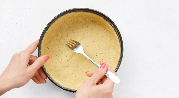 Песочный пирог с ягодами и сметанной заливкой, пошаговый рецепт с фото на 354 ккал