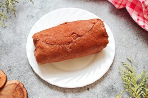 Рулет из шоколадных блинов с кремом Рулет из шоколадных блинов с кремом