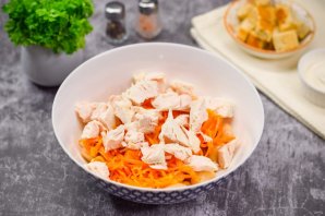 Салат "Обжорка" с фасолью, курицей и сухариками Салат "Обжорка" с фасолью, курицей и сухариками