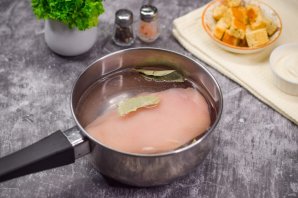 Салат "Обжорка" с фасолью, курицей и сухариками Салат "Обжорка" с фасолью, курицей и сухариками