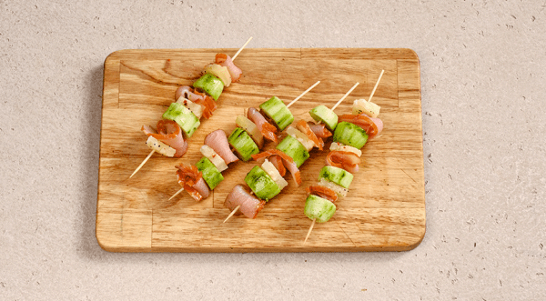 Курица с ананасом и огурцом на шпажках, пошаговый рецепт с фото Курица с ананасом и огурцом на шпажках, пошаговый рецепт с фото