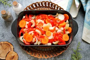 Свиные медальоны в беконе запеченные с овощами