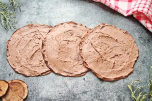 Рулет из шоколадных блинов с кремом Рулет из шоколадных блинов с кремом