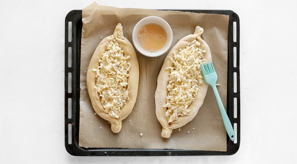 Хачапури лодочка по-аджарски с яйцом, пошаговый рецепт с фото на 1858 ккал Хачапури лодочка по-аджарски с яйцом, пошаговый рецепт с фото на 1858 ккал