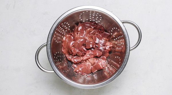 Печеночные оладьи из куриной печени, пошаговый рецепт с фото на 335 ккал Печеночные оладьи из куриной печени, пошаговый рецепт с фото на 335 ккал