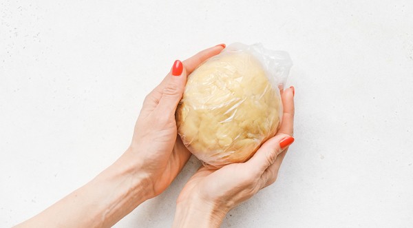 Песочный пирог с ягодами и сметанной заливкой, пошаговый рецепт с фото на 354 ккал